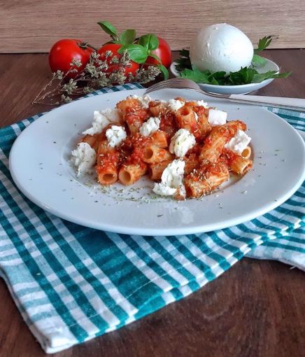 TORTIGLIONI AL SUGO DI POMODORO E VERDURE CON STRACCETTI DI MOZZARELLA DI BUFALA E ORIGANO