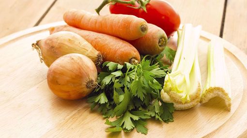 MIX PER BRODO VEGETALE  DA 250 Gr  La confezione contiene in quantità variabile: sedano + carote + cipolla + pomodoro + prezzemolo